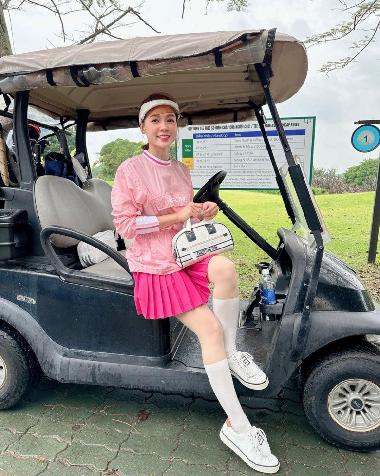 thoi-trang-danh-golf-cua-hotgirl-sam-xinh-hon-hien-ho-dat-hon-hoa-hau-dang-cap-dai-gia-tai-san-50-ty-a4-1670743583-308-width780height975