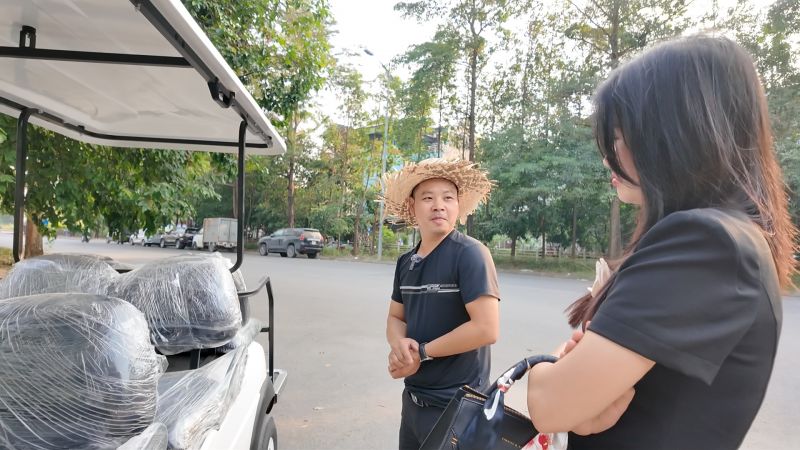 Gái xinh bị bế lên xe và câu chuyện tiếp diễn... xảy ra